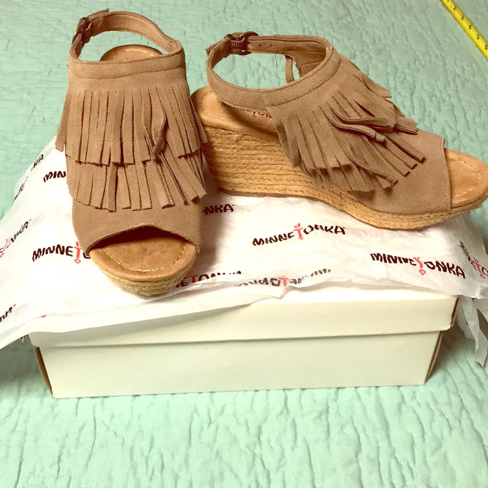 Minnetonka Taupe fringe wedges with box